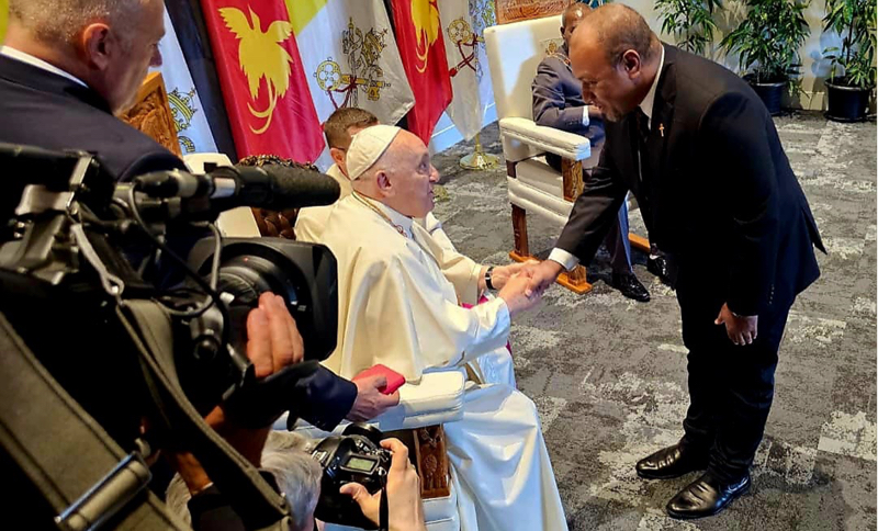 SI envoy meets Pope in Port Moresby